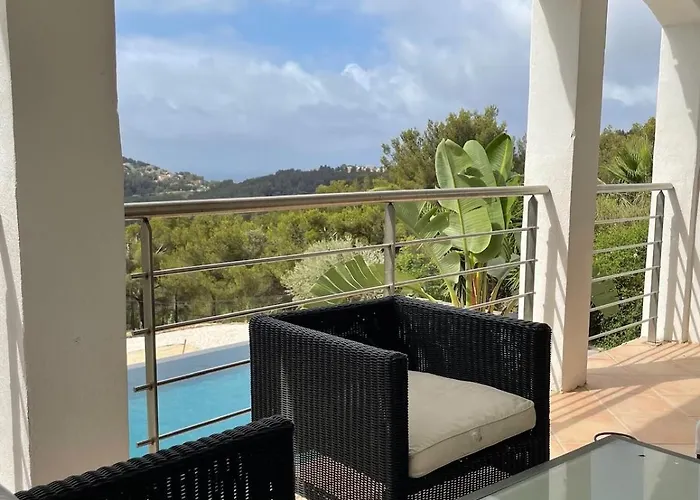 Vue Et Pinede Bandol